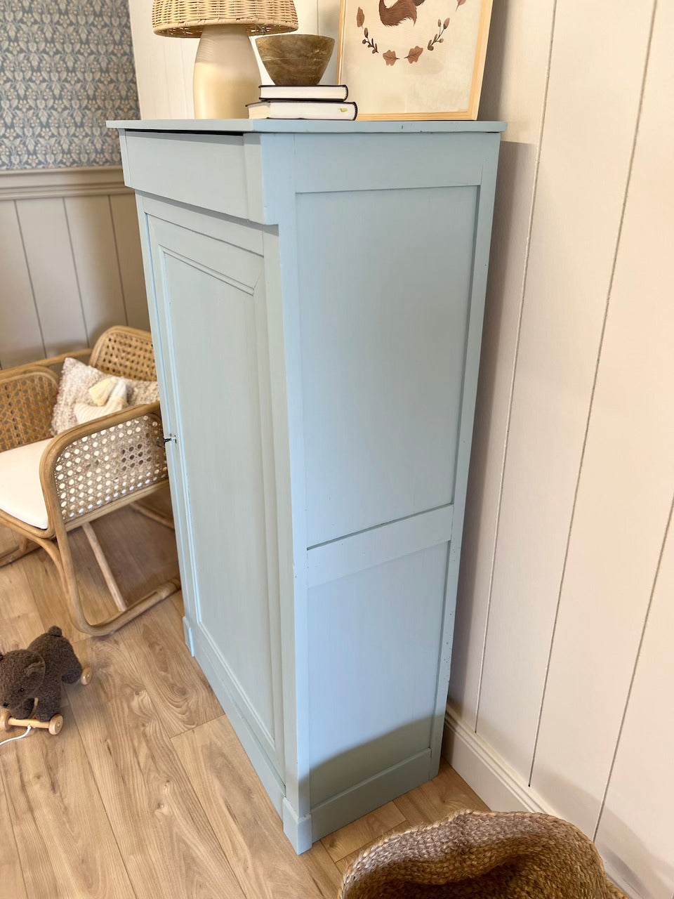 Bonnetière/armoire d’enfant - bleu vintage