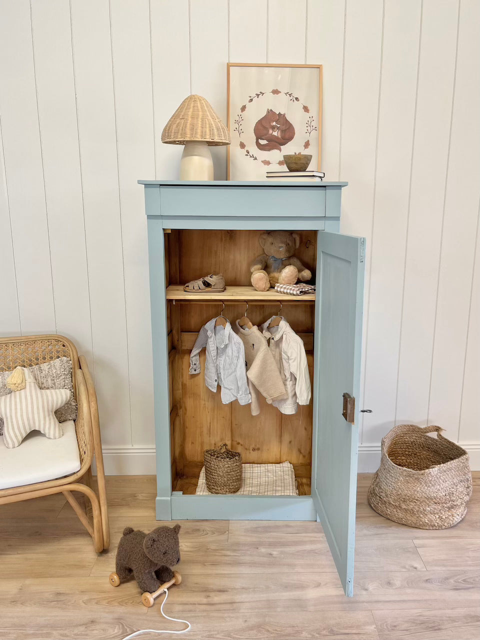Bonnetière/armoire d’enfant - bleu vintage