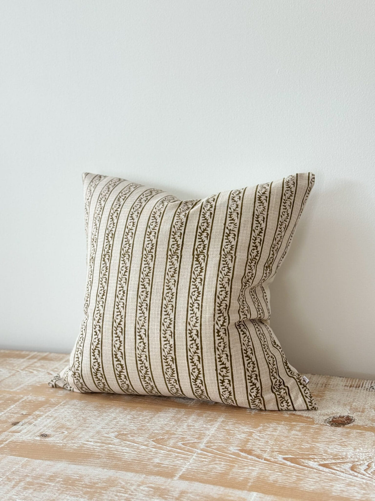 Coussin Ivy imprimé rayure olive - 45x45cm