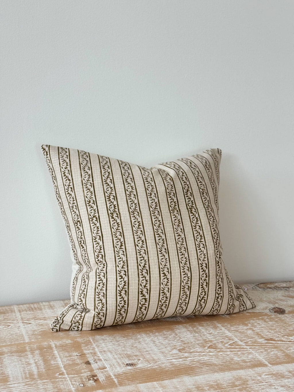 Coussin Ivy imprimé rayure olive - 45x45cm