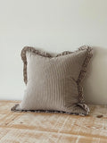 Housse de coussin Ruffle en coton 45x45 — Rayure marron foncé