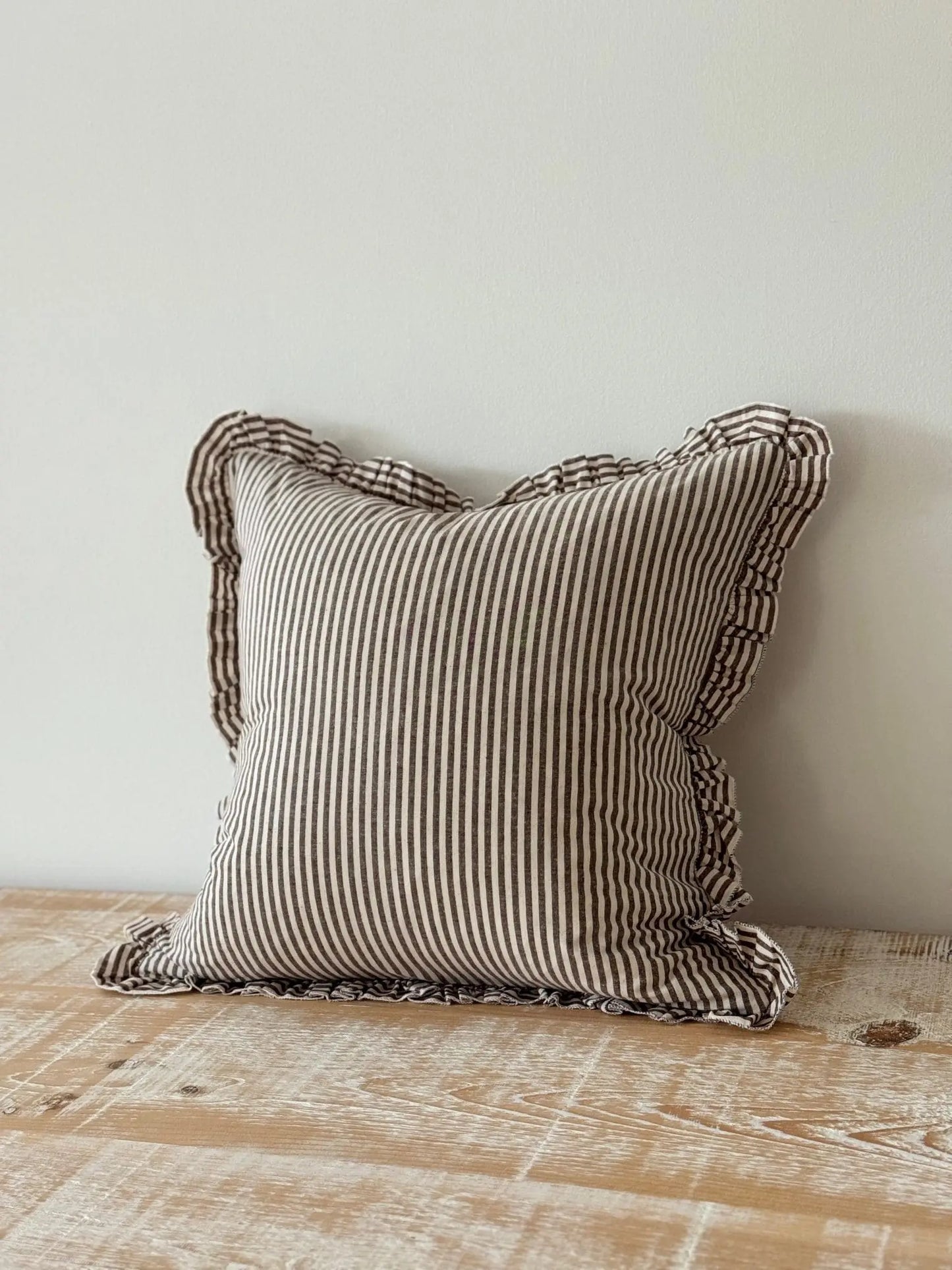 Housse de coussin Ruffle en coton 45x45 — Rayure marron foncé