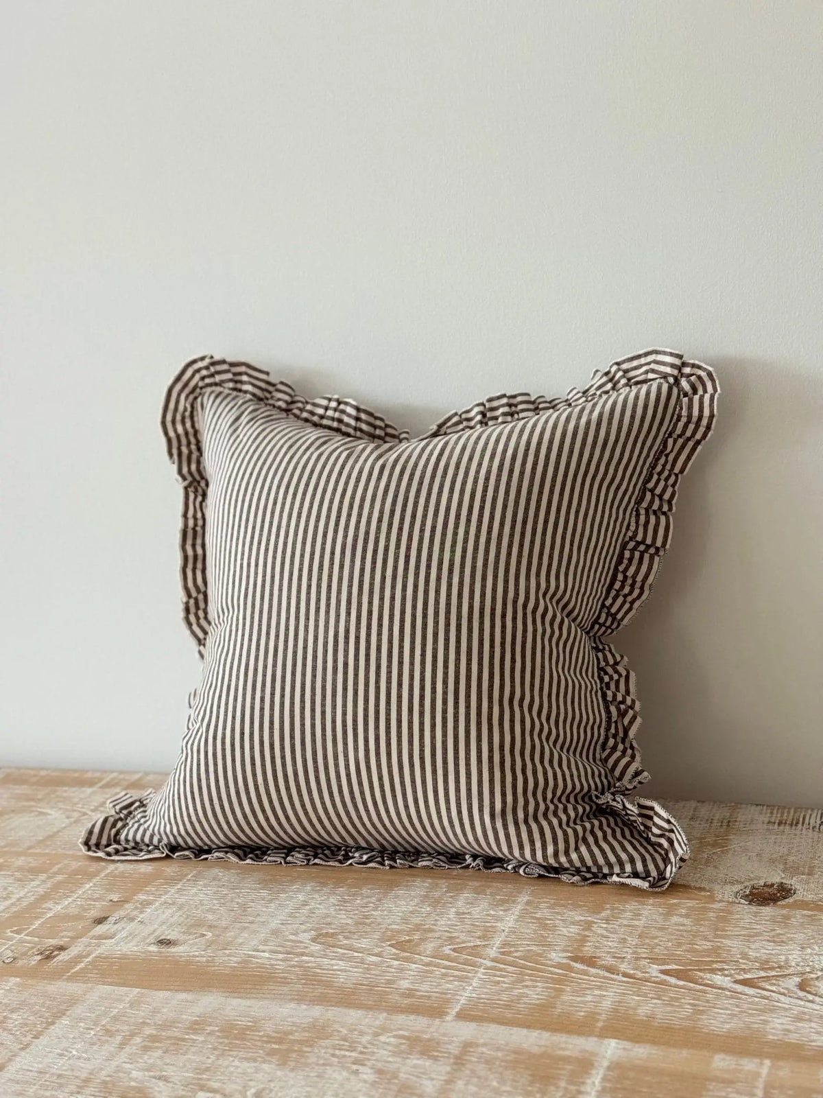 Coussin ruffle en coton à rayures marron - 45x45cm