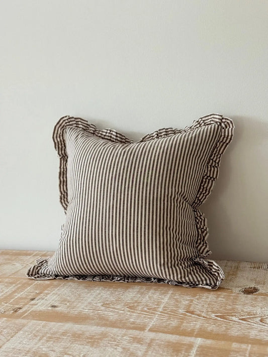 Coussin ruffle en coton à rayures marron - 45x45cm