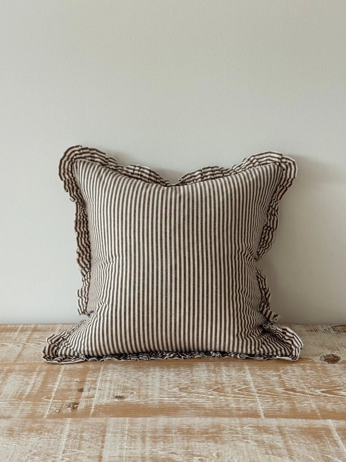Housse de coussin Ruffle en coton 45x45 — Rayure marron foncé