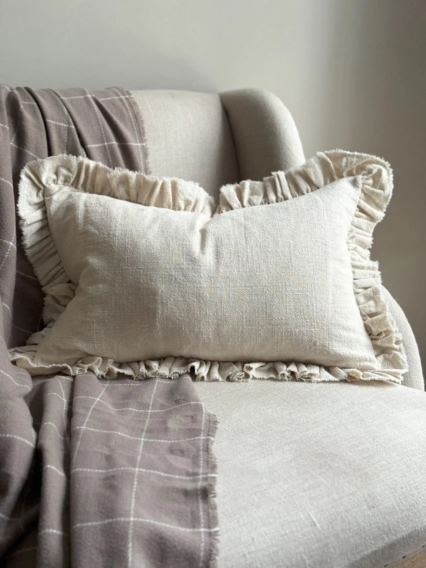 Housse de coussin en lin à volants sable - 30x50cm