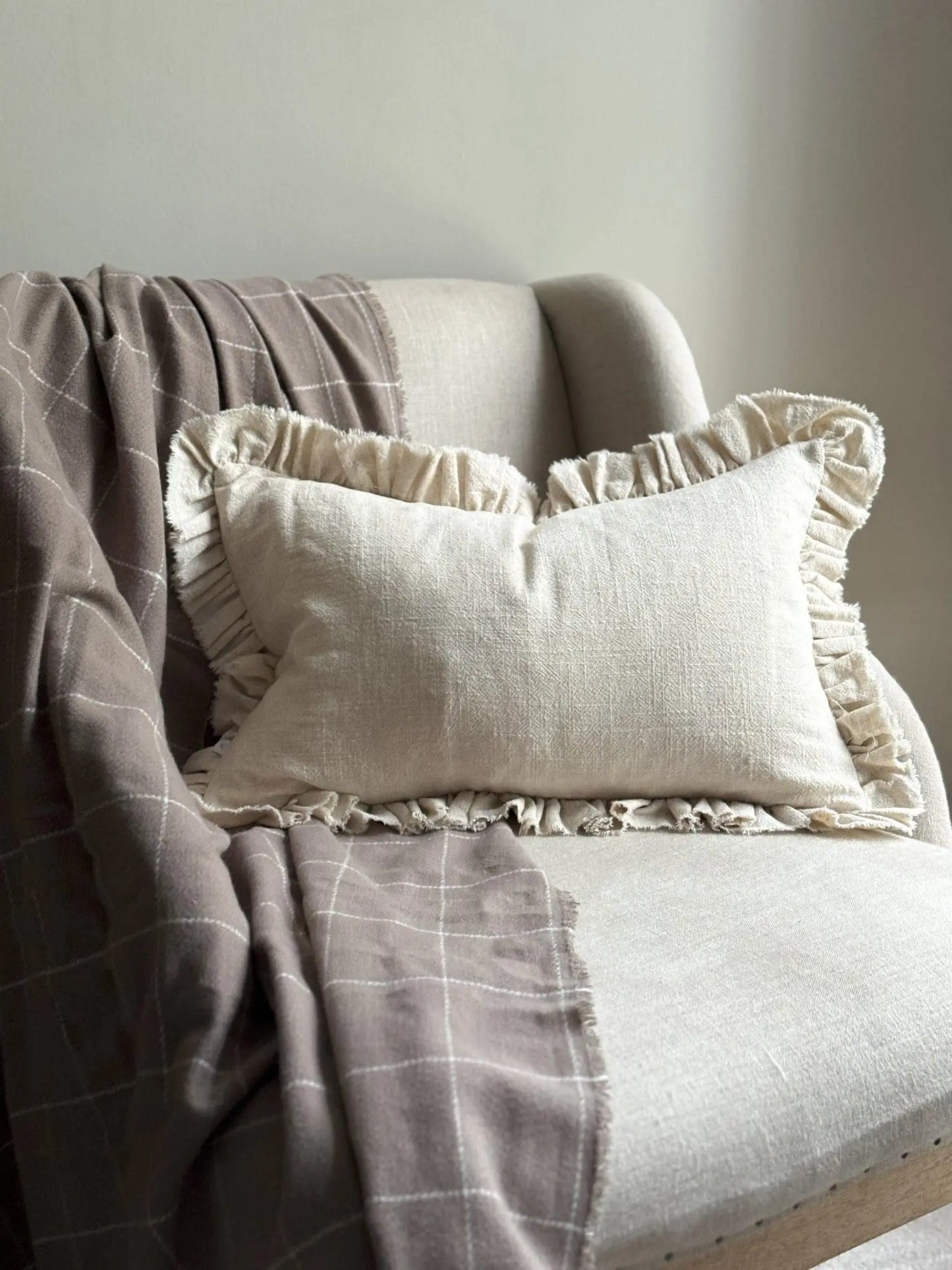 Housse de coussin en lin à volants sable - 30x50cm
