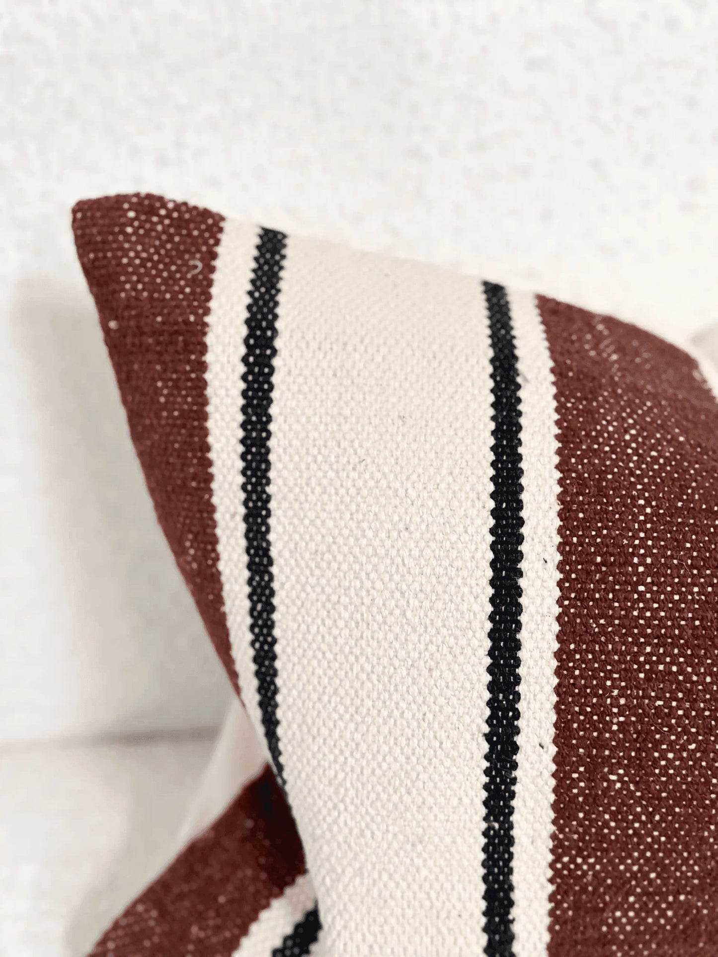 Housse de coussin en coton à rayures brique et noir