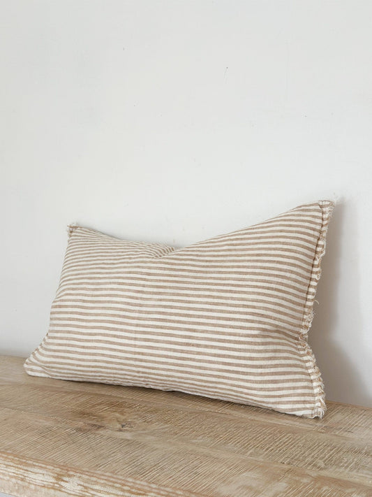 Housse de coussin en lin lavé à fines rayures - marron clair frangé