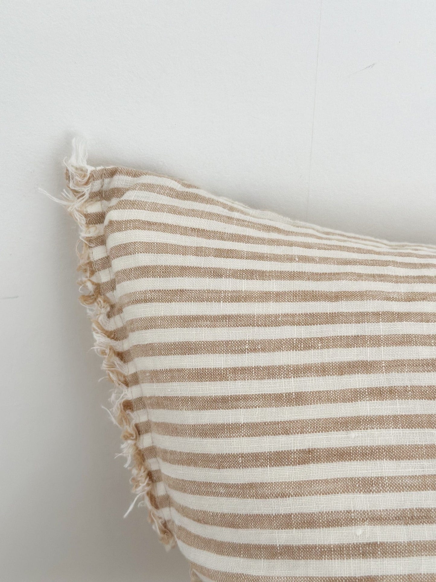 Housse de coussin en lin lavé à fines rayures - marron clair frangé