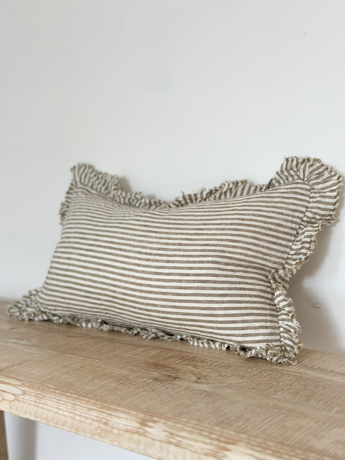 Coussin Ruffle en coton 50x30 — Rayure vert olive