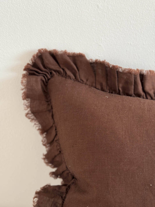 Coussin en lin à volants 50x30 — Marron foncé