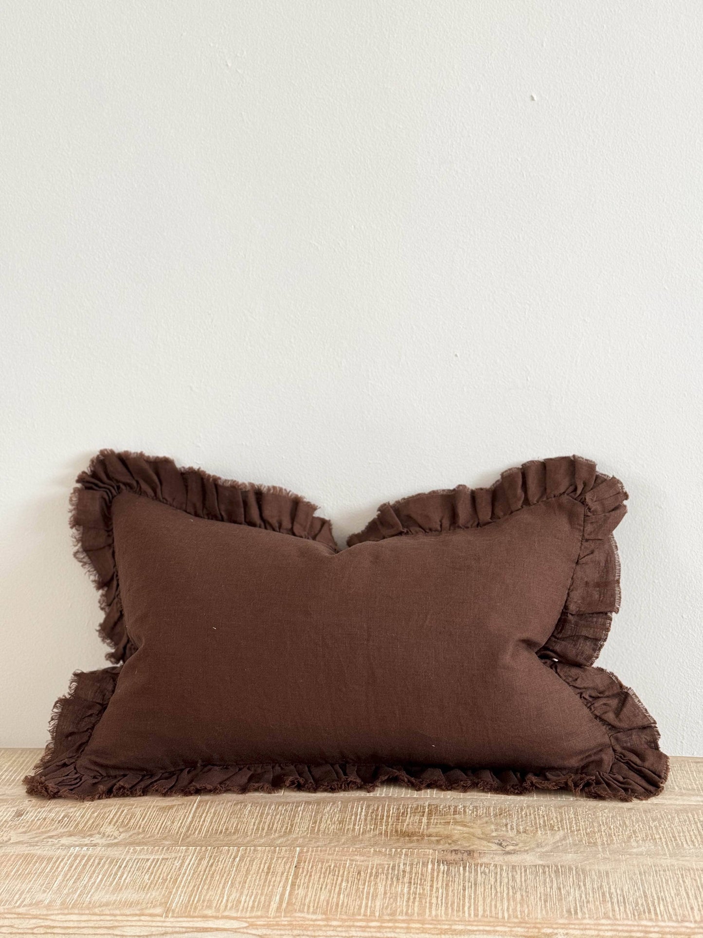 Housse de coussin en lin à volants 50x30 — Marron foncé