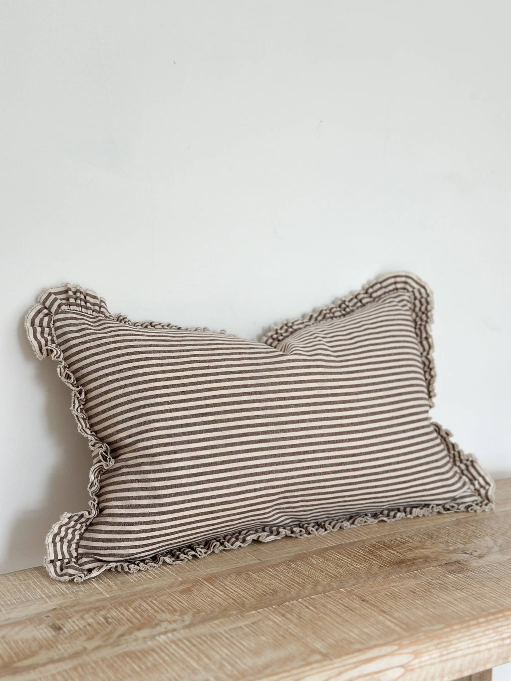 Housse de coussin Ruffle en coton 50x30 — Rayure marron foncé