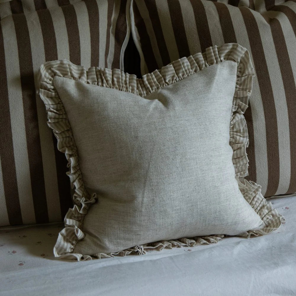 Housse de coussin Bella beige rayée à volants 45x45
