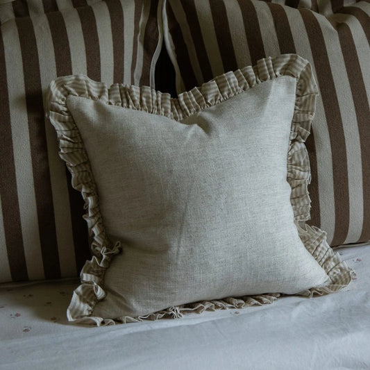 Housse de coussin Bella beige rayée à volants 45x45