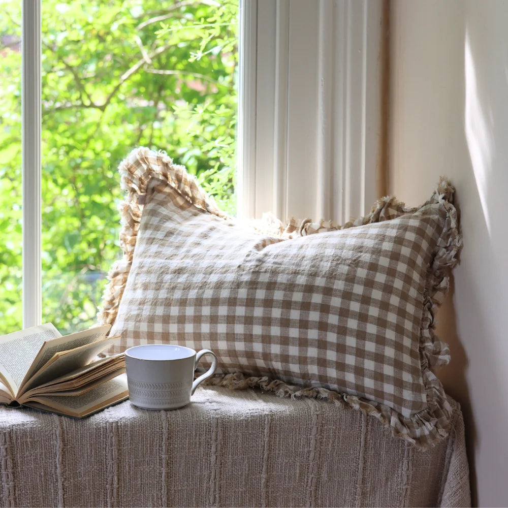 Housse de coussin en lin et volants vichy marron - 50x30 cm