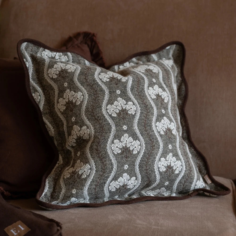 Housse Chloe Brown festonnée - 45x45 cm
