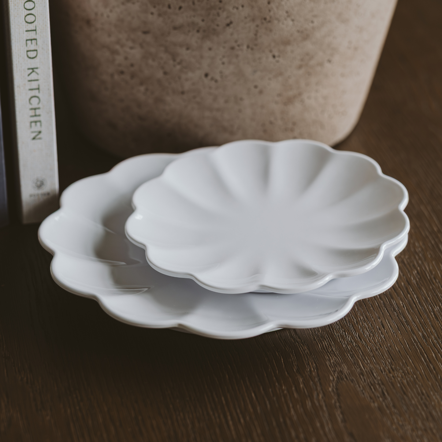 Ensemble de 2 plateaux de service blancs à bord festonné