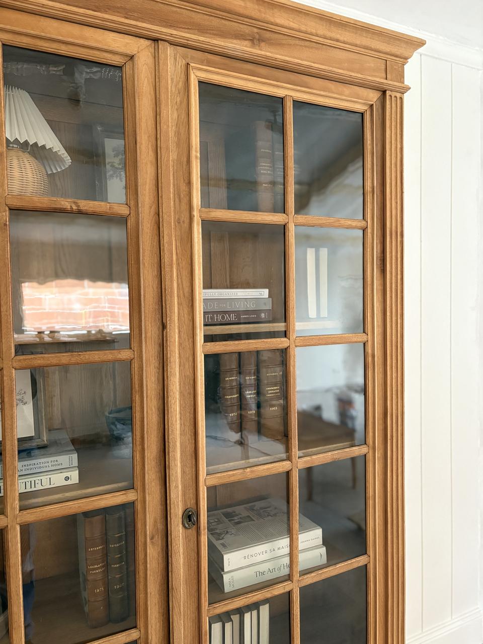 Grande vitrine en noyer et chêne massif