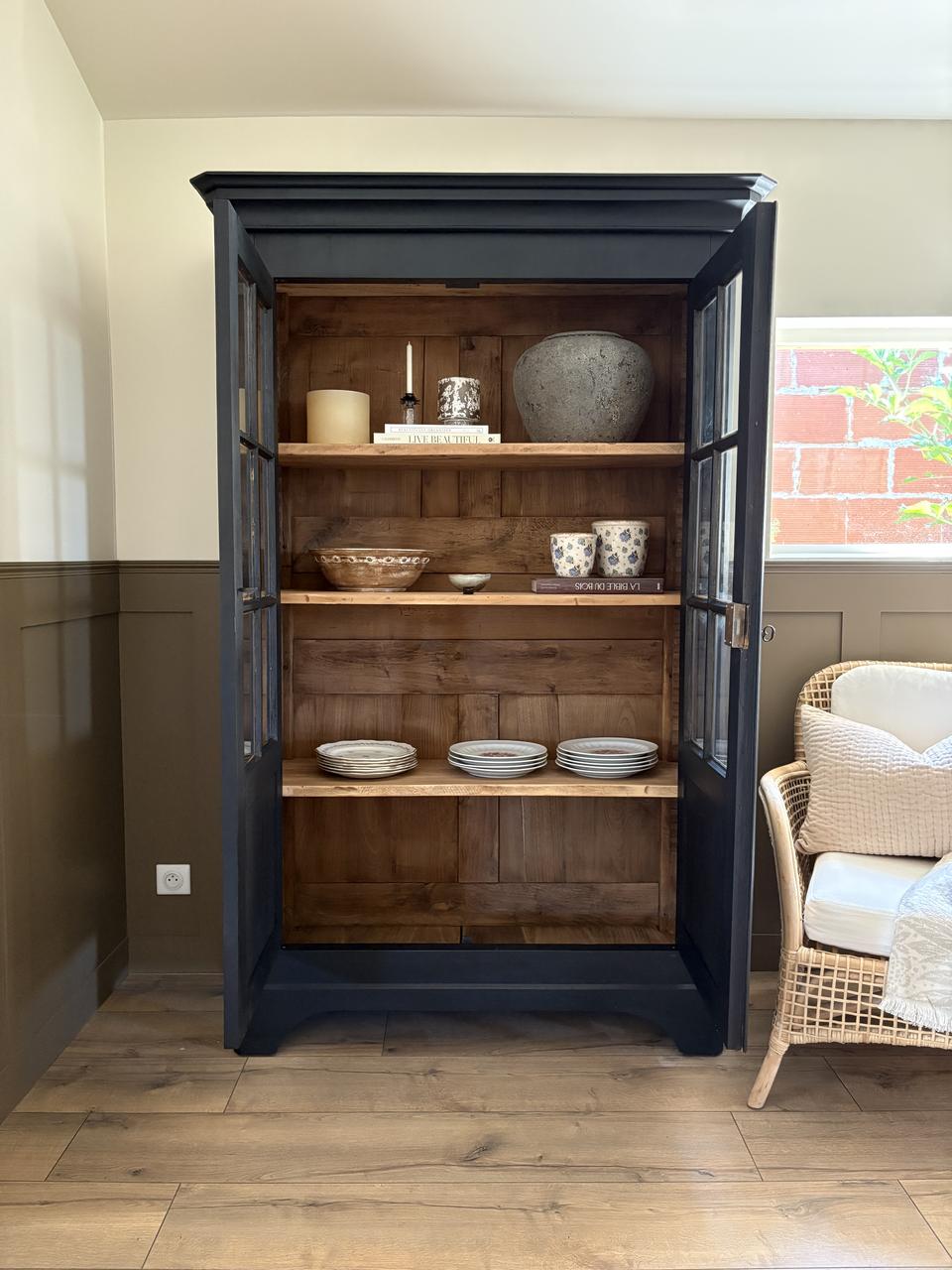Vitrine en bois teintée noire