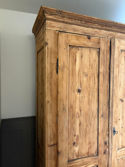 Armoire patinée en pin massif