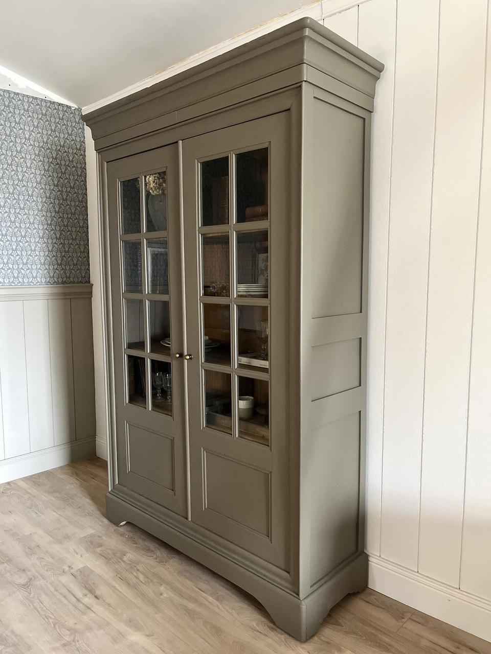 Grande vitrine en merisier kaki