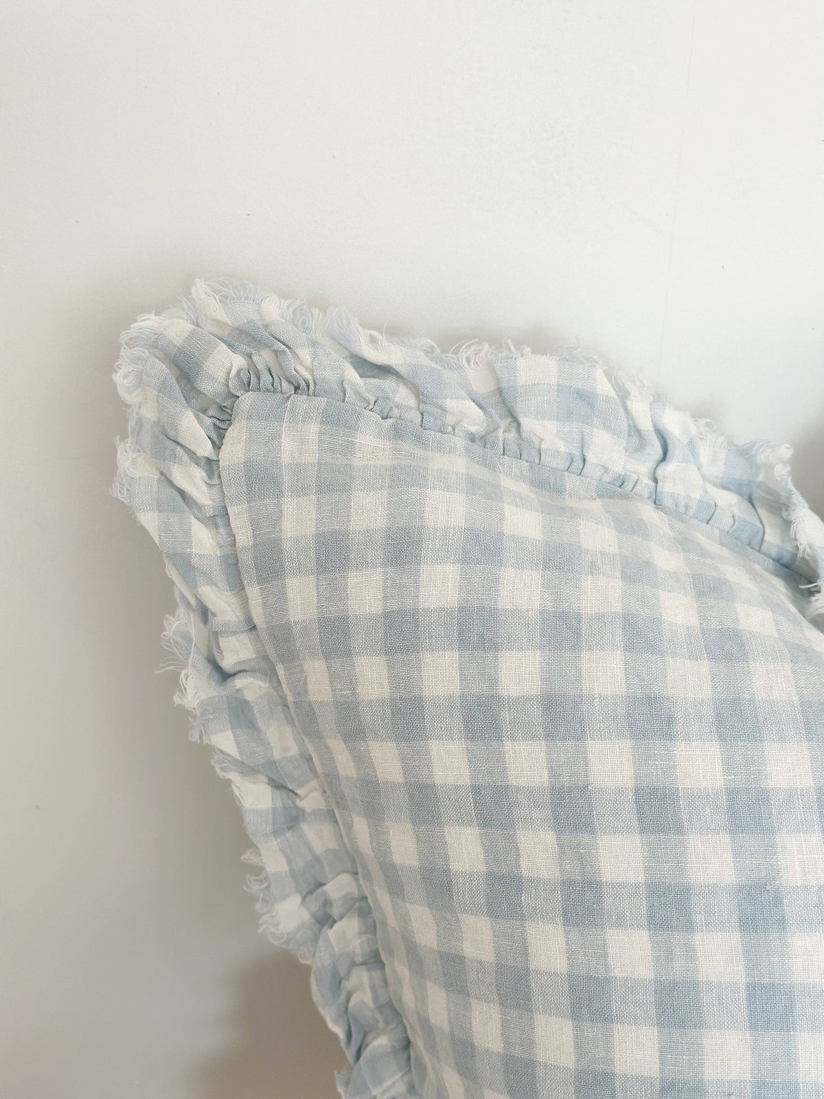 Housse de coussin en lin et à volants vichy bleu - 45x45cm