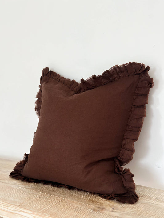 Housse de coussin en lin à volants — Marron foncé