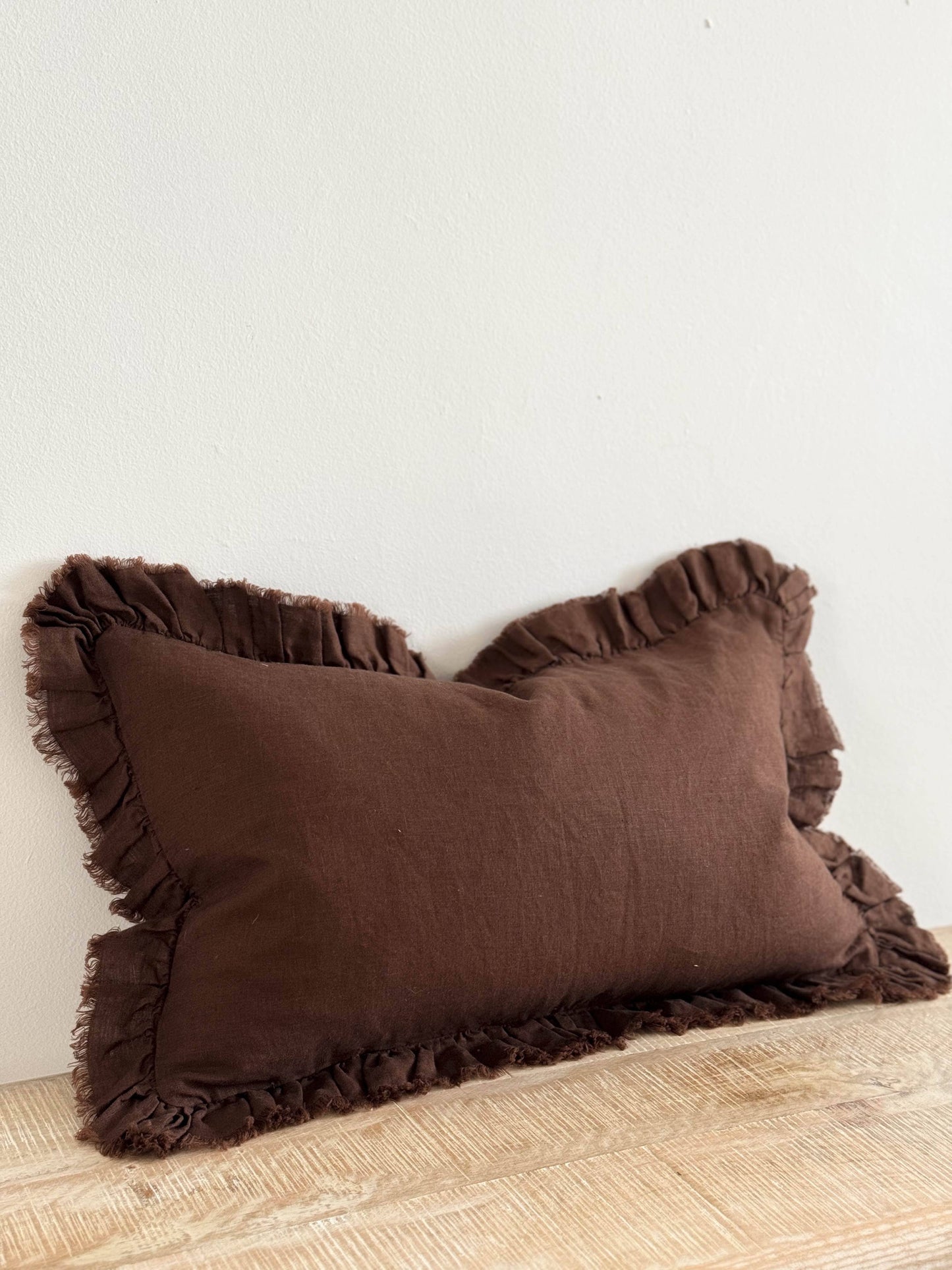 Housse de coussin en lin à volants 50x30 — Marron foncé