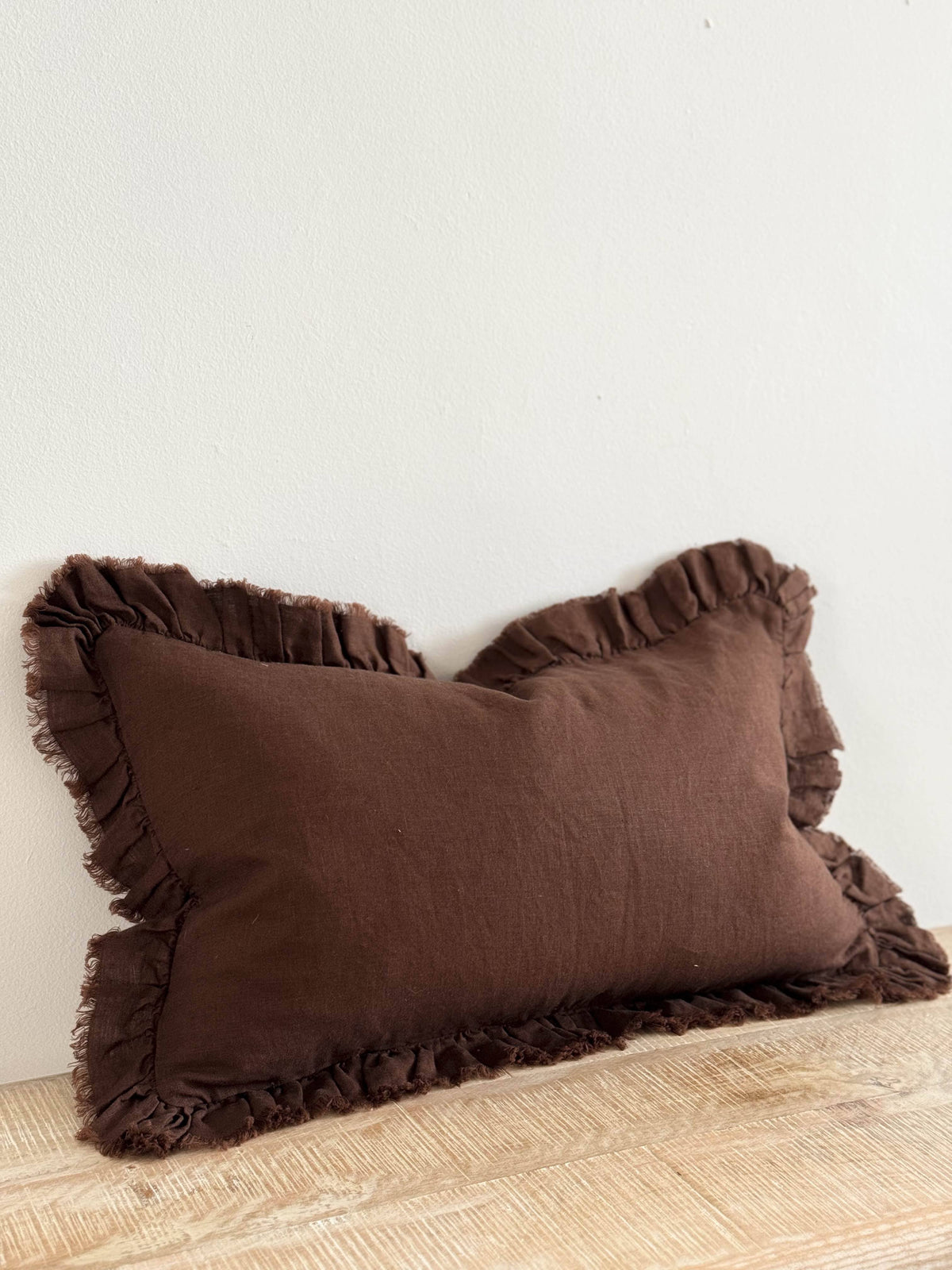 Coussin en lin à volants 50x30 — Marron foncé