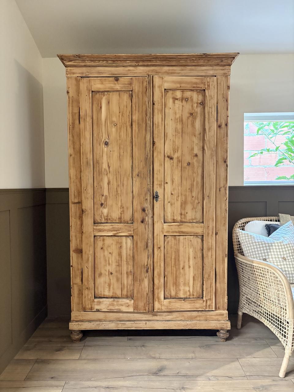 Armoire patinée en pin massif