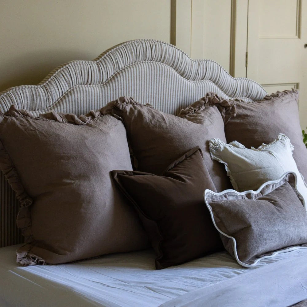 Housse de coussin en lin à volants – brun café 65 x 65 cm